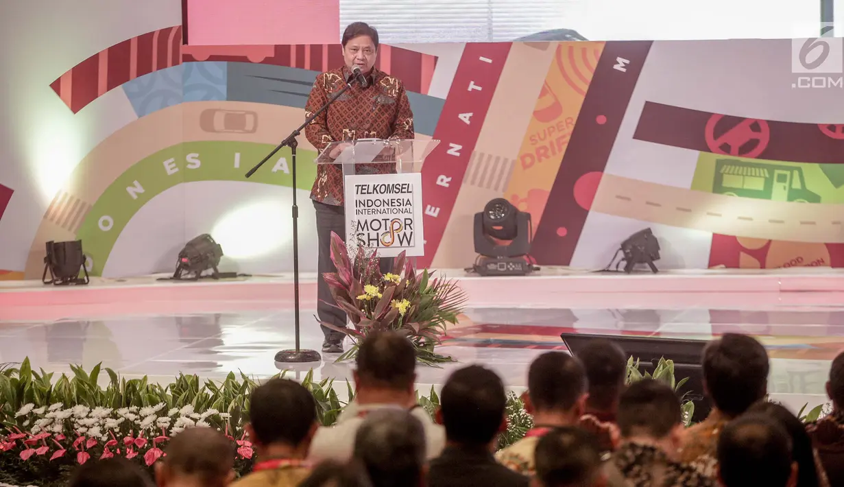 Menteri Perindustrian Airlangga Hartarto memberikan sambutan saat pembukaan Indonesia International Motor Show (IIMS) 2019 di JiExpo Kemayoran, Jakarta, Kamis (25/4). Acara yang digelar 25 April - 5 Mei 2019 itu mengusung konsep 'Your Infinite Automotive Experience'. (Liputan6.com/Faizal Fanani)