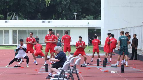 Latihan perdana dipimpin langsung pelatih John Herdman. Tampak dalam foto, pemain Timnas Indonesia saat mengikuti sesi latihan perdana di Lapangan Stadion Madya, Kompleks Gelora Bung Karno, Senayan, Jakarta, Selasa (24/3/2026). (Bola.com/M Iqbal Ichsan)