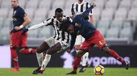 Pemain Juventus, Blaise Matuidi berebut bola dengan pemain Genoa, Stephane Omeonga pada lanjutan Serie A di Allianz stadium, Turin, (22/1/2018). Juventus menang tipis 1-0.  (AFP/Marco Bertorello)