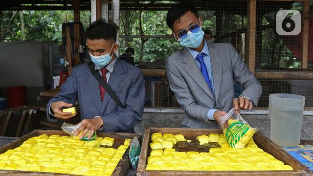 Tukang Tahu Tampil Nyentrik Bak Pekerja Kantoran