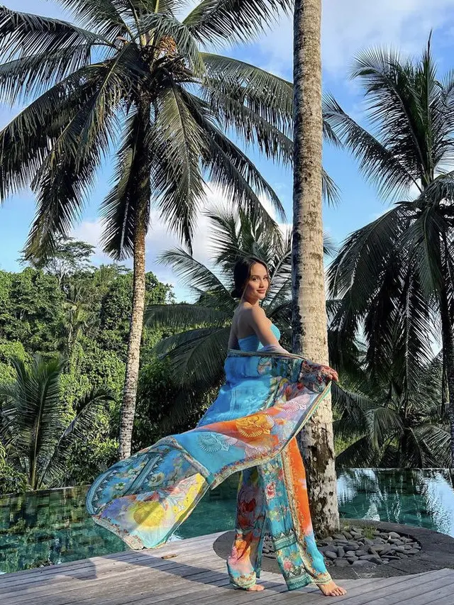 Penampilan Cinta Laura di Bali