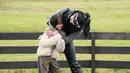 Foto candid saling lempar senyum dan tawa, kebersamaan Gempi dan Medina ini curi perhatian netizen. Pose Medina memeluk Gempi juga penuh kehangatan. Dekat dengan keluarga Gading, Medina Dina unggah fotonya bareng Gempi ini di laman Instagramnya. Meski berbeda agama dengan Gading, namun tak sedikit netizen yang mendukung hubungannya dengan Gading. (Liputan6.com/IG/gadiiing)