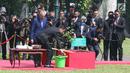 Presiden Joko Widodo (Jokowi) bersama PM Malaysia, Mahathir Mohamad menyiram pohon yang baru mereka tanam di halaman belakang Istana Bogor, Jumat (29/6). Penanaman pohon Meranti itu dalam rangkaian penyambutan PM Mahathir. (Liputan6.com/Angga Yuniar)