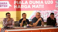 Head of DSDFE PSSI, Budiman Dalimunthe (kiri kedua) memberikan sambutan&nbsp;saat&nbsp;acara diskusi suporter Timnas Indonesia menyambut Piala Dunia U-20 2023 di Pulau Dua Senayan, Jakarta, Jumat (24/03/2023). Acara yang betajuk Suara Suporter tersebut diselenggarakan oleh Presidium Nasional Suporter Sepak Bola Indonesia (PN-SSI). (Bola.com/Bagaskara Lazuardi)&nbsp;