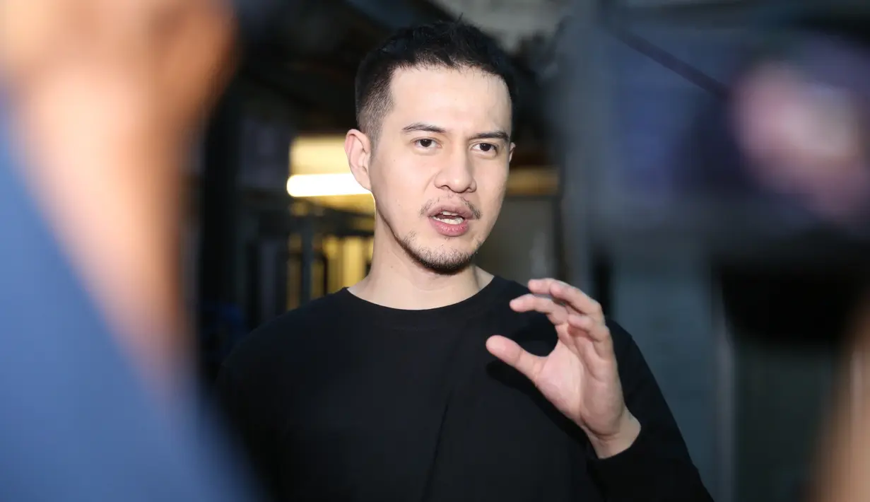 Tidak hanya piawi dalam akting, Herjunot Ali juga memiliki bakat didunia tarik suara. Belum lama ini, ia baru saja mengeluarkan single berjudul W ke pasaran. (Nurwahyunan/Bintang.com)