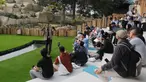 Pengunjung melihat pertunjukan satwa burung di Taman Burung Taman Mini Indonesia Indah (TMII), Jakarta, Selasa (15/8/2023).  (merdeka.com/imam buhori)