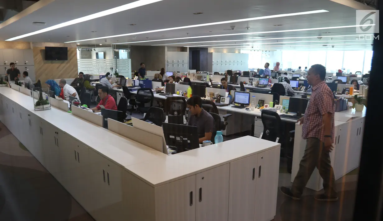 Suasana ruang kerja di Plaza Mandiri, Jakarta, Jumat (26/10). Bank Mandiri masuk dalam top 11 tempat bekerja terbaik dari 2000 perusahaan terbuka terbesar global. (Liputan6.com/Angga Yuniar)