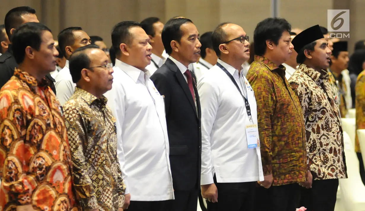 Presiden Jokowi (tengah) didampingi Ketum KADIN, Menteri Pertanian, Menteri Perindustrian, Ketua DPR, Mesesneg saat menyanyikan lagu Indonesia Raya pada acara penutupan Rapimnas Kadin di Solo, Jawa Tengah, Rabu (28/11). (Liputan6.com/Angga Yuniar)