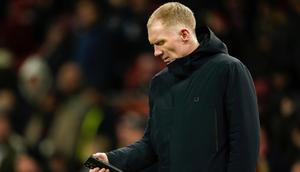 Legenda Manchester United, Paul Scholes, melihat ponselnya sebelum pertandingan Liga Europa antara Manchester United dan Real Sociedad di stadion Old Trafford di Manchester, Inggris, Kamis, 13 Maret 2025. (AP Photo/Dave Thompson)