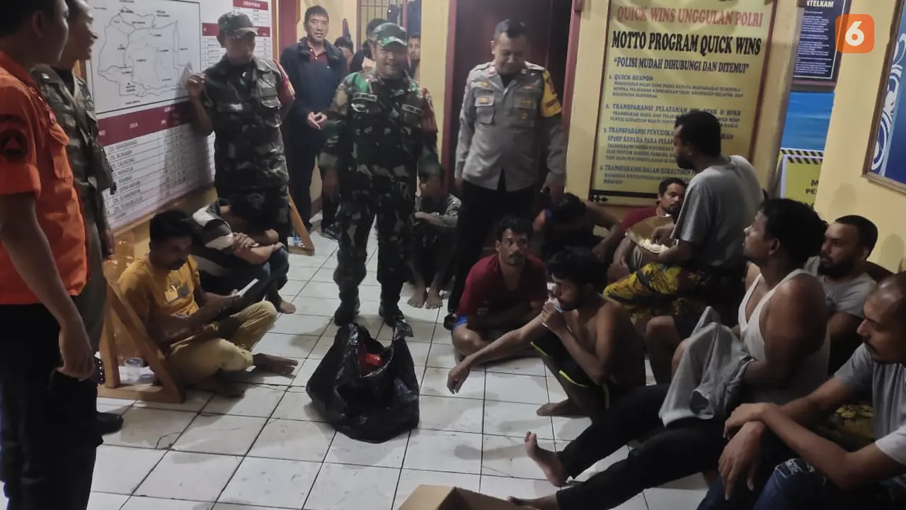 Puluhan WNA terdampar di perairan Tegal Buleud, Sukabumi diamankan di Mapolsek Tegal Buleud. Diduga pencari suaka ke Australia (Liputan6.com/Istimewa).