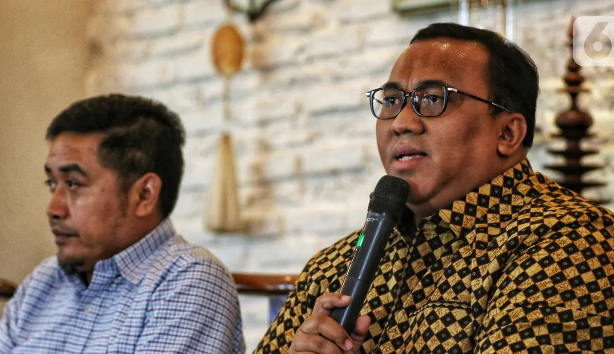 Ketua Pelaksana Syukuran Inagurasi Presiden dan Wakil Presiden RI 2019-2024 Andi Gani Nena Wea (kanan) memberi keterangan pers di Jakarta, Senin (14/10/2019). Syukuran pelantikan Joko Widodo-Ma'ruf Amin sebagai presiden dan wapres akan digelar di beberapa kota di Tanah Air. (Liputan6.com/JohanTallo)