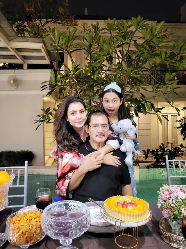 Mayangsari, Bambang, dan Khirani Trihatmodjo. (Foto: Dok. Instagram @mayangsari_official)