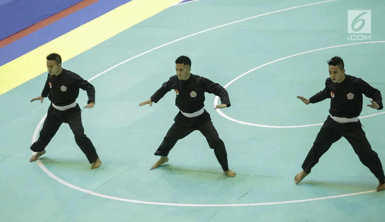 Pesilat Indonesia tampil dalam final nomor Seni Beregu Putra saat final 18th Asian Games Invitation Tournament di Padepokan Silat TMII, Jakarta, Rabu (14/2). Indonesia berhasil meraih medali emas dengan total nilai 466. (Liputan6.com/Faizal Fanani)