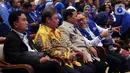 Ketua Umum Partai Amanat Nasional (PAN) Zulkifli Hasan (kanan) bersama Ketua Umum Partai Gerindra Prabowo Subianto (kedua kanan), Ketua Umum Partai Golkar Airlangga Hartarto (kedua kiri), dan Ketua Umum Partai Bulan Bintang Yusril Ihza Mahendra (kiri) saat menghadiri perayaan HUT ke-25 PAN di Jakarta, Senin (28/8/2023). Acara ini dihadiri 1.300 kader PAN. (Liputan6.com/Johan Tallo)
