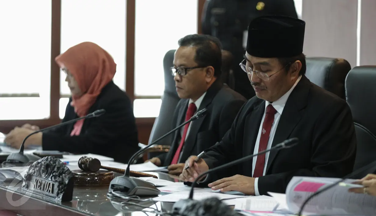 Ketua DKPP Jimly Asshidiqie (kanan) memimpin sidang agenda pembacaan sembilan putusan di Jakarta, Jumat (7/4). Salah satunya, putusan sidang kode etik Ketua KPU DKI, Sumarno, dan Ketua Bawaslu DKI, Mimah Susanti. (Liputan6.com/Faizal Fanani)