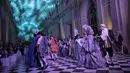 Sejumlah warga ikut memeriahkan Nuit Royale, sebuah acara kostum abad kedelapan belas di Istana Venaria Reale, bekas kediaman kerajaan, Turin, Italia, Sabtu (3/10/2015). (AFP Photo/Marco Bertorello) 