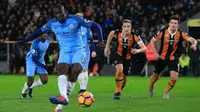 Gelandang Manchester City Yaya Toure mengeksekusi penalti yang berujung gol ke gawang Hull City pada laga Premier League di Stadion KCOM, Hull, Senin (26/12/2016). (AFP/Lindsey Parnaby)