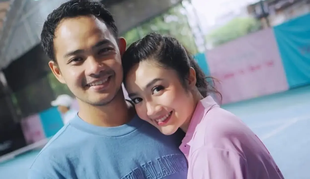 Penampilan Febby Rastanty sebagai anggota Bhayangkari sukses mencuri perhatian publik. Banyak yang memuji kecantikannya yang semakin bersinar dalam seragam resmi tersebut. Febby membuktikan bahwa ia mampu menjalani dua peran penting, sebagai publik figur dan istri pejabat, dengan sama baiknya. (Liputan6.com/IG/@febbyrastanty)