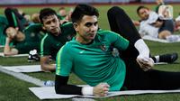 Kiper Timnas Indonesia U-22, Nadeo Argawinata, melakukan pendinginan saat latihan di Stadion Rizal Memorial, Manila, Jumat (22/11). Latihan ini persiapan jelang laga SEA Games 2019. (Bola.com/M Iqbal Ichsan)