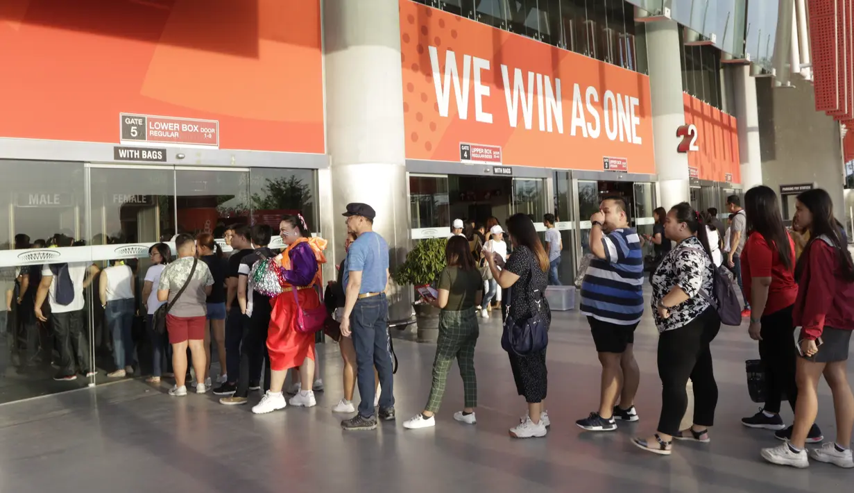 Para penonton antre jelang upacara pembukaan SEA Games 2019 di Philipine Arena Bulacan, Manila, Sabtu (30/11). Pesta olahraga se-Asia Tenggara ini akan berlangsung hingga 11 Desember. (Bola.com/M Iqbal Ichsan)