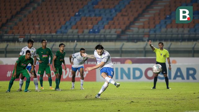 Foto: Melihat Gol Cantik Boaz Solossa saat PSS Sleman Bertemu Persib Bandung di Perempat Final Piala Presiden 2022