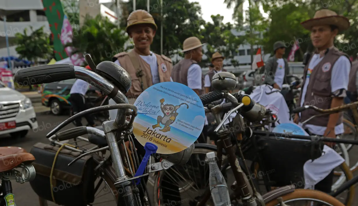 Sepeda Onthel ikut memeriahkan Fam Trip dan Gowes Bareng TAFISA Games 2016 dengan rute Kantor Kemenpora menuju Menuju  Ancol yang merupakan Venue Utama TAFISA Games 2016, Jakarta, Minggu (2/10/2016). (Bola.com/NIcklas Hanoatubun)  