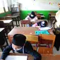 Guru mengawasi murid kelas V saat menjalani ujian Penilaian Akhir Semester (PAS) tahun pelajaran 2020/2021 di Madrasah Ibtidayah (MI) Assu'ada di Pancoran Mas, Depok, Jawa Barat, Selasa (1/12/2020). Ujian dilaksanakan dengan menerapkan protokol kesehatan dalam kelas. (merdeka.com/Arie Basuki)