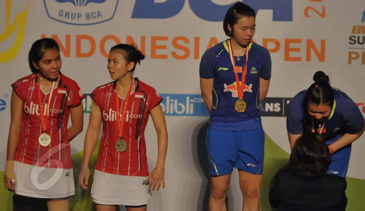 Ganda putri Tiongkok, Tang JH/Tian Qmendapatkan medali usai mengalahkan pasangan Greysia/Nitya asal Indonesia di BCA Indonesia Open Superseries Premier 2015, Jakarta, Minggu (7/6/2015). Tang JH/Tian Q menang 21-11, 21-10. (Liputan6.com/Andrian M Tunay)