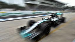 Pebalap Mercedes GP, Lewis Hamilton beraksi saat di Sirkuit Interlagos, Sao Paulo, Brasil, jelang GP Brasil yang digelar akhir minggu ini. (AFP Photo/Nelson Almeida)