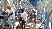 Komunitas Sepeda Bandung tengah menikmati Touring sepeda ria bersama PT KAI Daop 2 Bandung di Jembatan Cirahong, Tasikmalaya (Liputan6.com/Jayadi Supriadin)