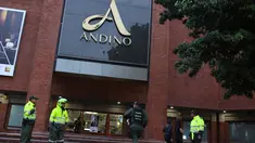 Seorang anggota regu penjinak bom bergegas setelah ledakan terjadi di sebuah toilet pusat perbelanjaan elit, Andino, di ibu kota Kolombia, Bogota, Sabtu (17/6). Akibatnya, seorang perempuan tewas dan 11 orang lainnya terluka. (AP Photo/Ricardo Mazalan)