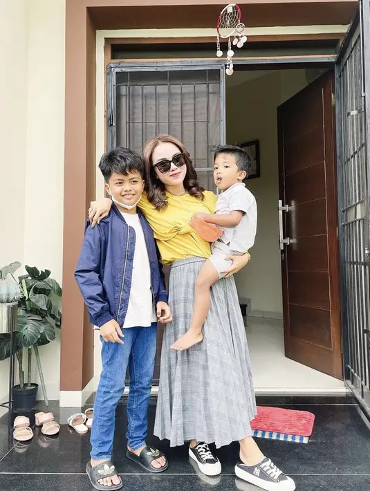 Berpose dengan sang anak, Medina tampil dengan tshirt kuning dan long skirt abu-abunya. Kali ini rambutnya nampak diurai dengan model wavenya. @medinazein92