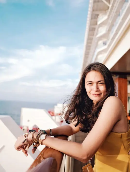 Gaya santai yang ia gunakan ketika liburan selalu cocok dengan Sabai. Gayanya yang santai namun tetap modis ini semakin membuatnya cantik dan memesona. Seperti ketik aia berasa di kapal dengan gaun tanpa lengan berwarna kuning ini. (Liputan6.com/IG/@sabaidieter)