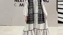 Tahun ini Citra Kirana berkolaborasi dengan brand Chante. Salah satu koleksinya dress panjang ruffle putih bermotif hitam dengan aksen vest hitam. [@citraciki]