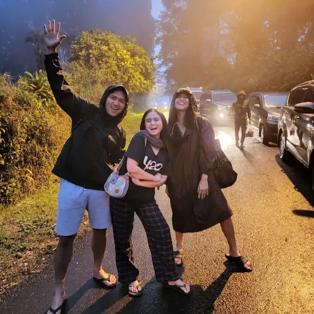 Tissa Biani Begadang Pakai Sarung