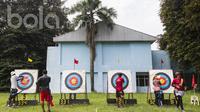 Para pepanah mengikuti pemusatan latihan nasional jelang SEA Games 2017 di Cibubur, Jakarta Timur, Rabu (26/4/2017). (Bola.com/Vitalis Yogi Trisna) 