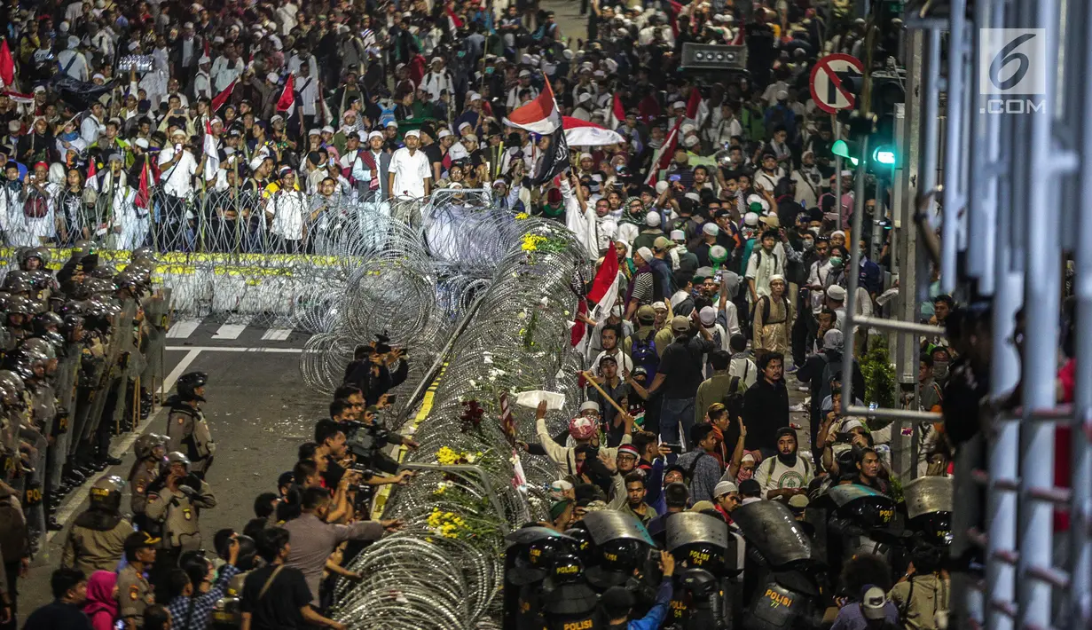 Aparat kepolisian bersiaga mengamankan unjuk rasa dari Gerakan Nasional Kedaulatan Rakyat di depan Gedung Bawaslu, Jakarta, Selasa (21/5/2019). Dalam aksinya mereka meminta Bawaslu memeriksa hasil perolehan suara Pemilu 2019 yang dinilai banyak kecurangan. (Liputan6.com/Faizal Fanani)