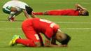 Ekspresi bersyukur Zulfiandi kontras dengan ekspresi kesedihan dua pemain Singapura U-23. (Bola.com/Arief Bagus)