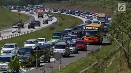 Sejumlah kendaraan pemudik memadati Jalan Tol Cipali, Jawa Barat mengarah ke Jakarta, Kamis (29/6). Memasuki H+4 Lebaran, arus balik dari Jawa Tengah menuju Jakarta masih terpantau ramai lancar. (Liputan6.com/Faizal Fanani)