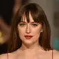 Wajahnya yang polos dan kepribadiannya yang lugu membuat aktris cantik Dakota Johnson semakin digemari oleh publik. Selain parasnya yang cantik dan tubuh yang seksi ternyata Dakota Johnson adalah sosok sangat kontroversial. (AFP/Bintang.com)