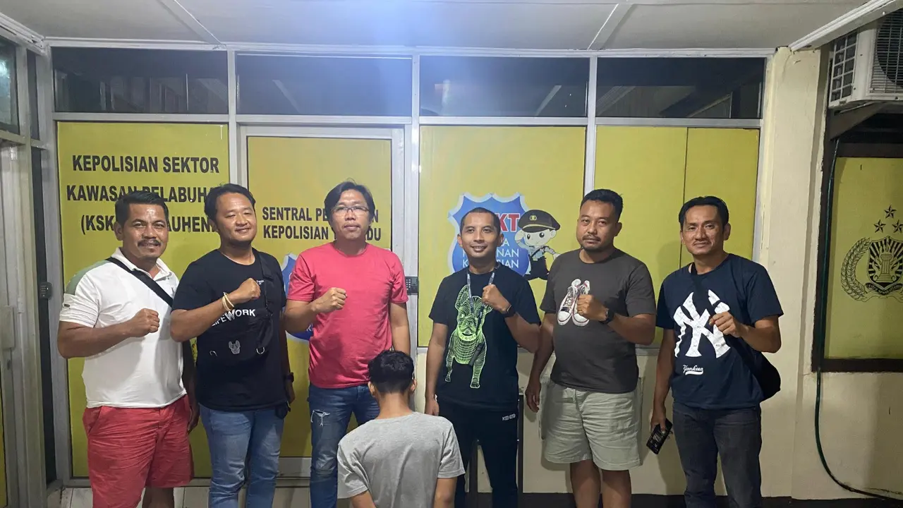 Barang bukti ganja 11 kilogram dan seorang tersangka berinisial FH diamankan polisi dari pengungkapan penyelundupan narkoba di Pelabuhan Bakauheni. Foto : (Istimewa).