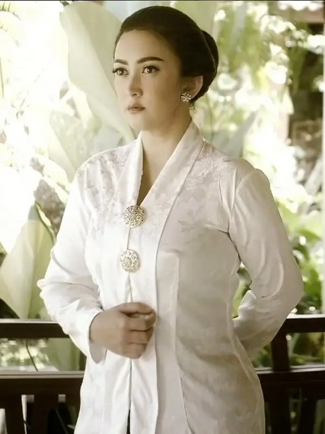 Nafa Urbach berkebaya (Instagram/nafaurbach)