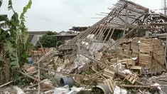 Sebuah rumah yang dijadikan gudang penyimpanan buah pisang, dikawasan Panongan, Tangerang, Banten, Selasa petang, meledak.