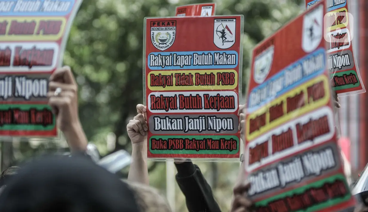 Massa pekerja seni dan hiburan malam berunjuk rasa di depan Gedung DPRD DKI Jakarta, Senin (5/10/2020). Dalam aksinya, massa menuntut Pemprov DKI Jakarta mencabut aturan PSBB dan membuka kembali tempat hiburan malam karena dinilai sangat menyulitkan ekonomi mereka. (merdeka.com/Iqbal S. Nugroho)
