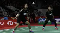 Ganda putra Indonesia, Mohammad Ahsan / Hendra Setiawan, berusaha memukul kok saat melawan ganda China pada Indonesia Masters 2019 di Istora Senayan, Jakarta, Sabtu (26/1). Ahsan / Hendra lolos ke final. (Bola.com/Yoppy Renato)