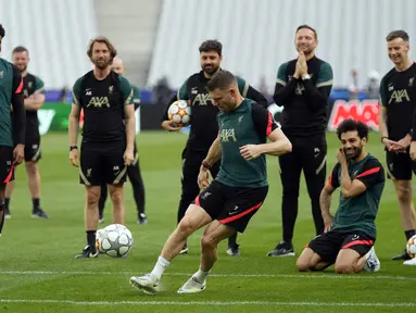 Pemain Liverpool James Milner melakukan sesi latihan di Stade de France, Saint Denis, Prancis, 27 Mei 2022. Liverpool dan Real Madrid membuat persiapan terakhir mereka sebelum saling berhadapan dalam pertandingan sepak bola final Liga Champions. (AP Photo/Manu Fernandez)
