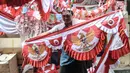 Warga memilih pernak-pernik untuk perayaan Hari Kemerdekaan ke-77 Republik Indonesia di Pasar Jatinegara, Jakarta Timur, Minggu (7/8/2022). Penjualan pernak-pernik perayaan 17 Agustus seperti bendera Merah Putih, alat perlombaan, dan berbagai hiasan Hari Kemerdekaan di Pasar Jatinegara mengalami peningkatan hingga 50 persen dibandingkan tahun lalu seiring meredanya penyebaran Covid-19. (merdeka.com/Iqbal S Nugroho)