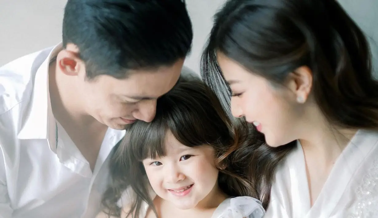 Sebelum resmi jadi kakak, Vechia terlihat menggemaskan dengan gaun tutu putih [@frandaaa87]