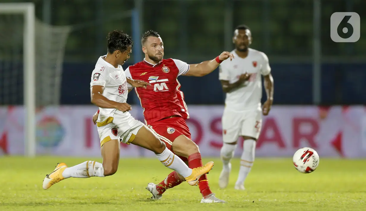 Pemain PSM Makassar Zulkifli Syukur (kiri) berusaha menghentikan pergerakan pemain Persija Jakarta Marko Simic dalam pertandingan babak penyisihan Piala Menpora 2021 di Stadion Kanjuruhan, Malang, Jawa Timur, Senin (22/3/2021). PSM Makassar menang dengan skor 2-0. (Bola.com/Arief Bagus)