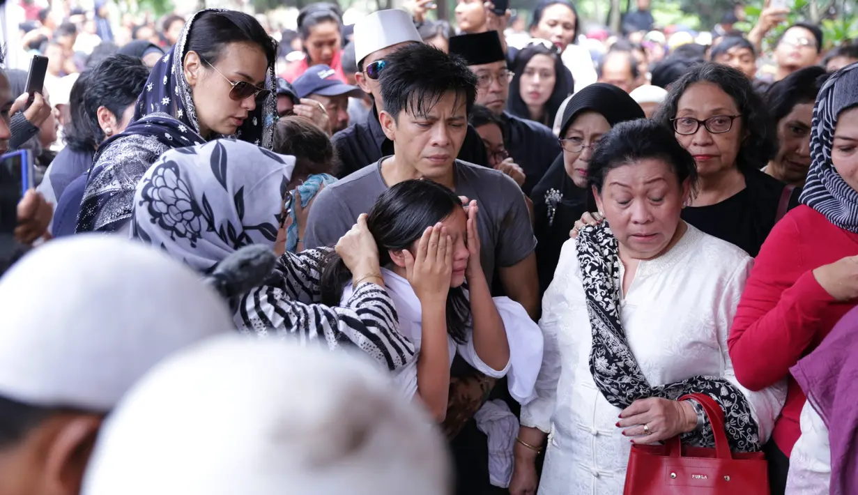 Sophia Latjuba nampaknya setia mendampingi Ariel hingga proses pemakaman berakhir. (Adrian Putra/Bintang.com)